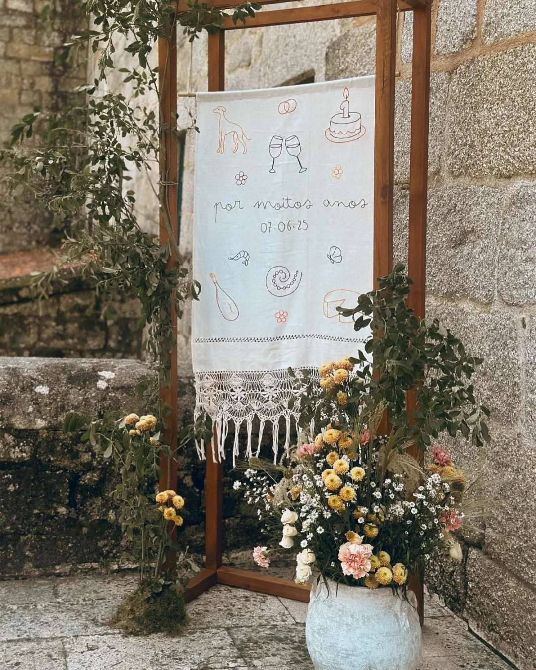 Cartel de bienvenida de boda bordado a mano en Galicia