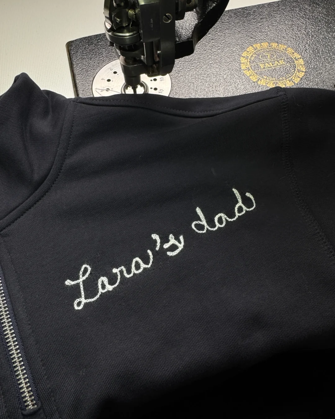 Prenda bordada a mano personalizada